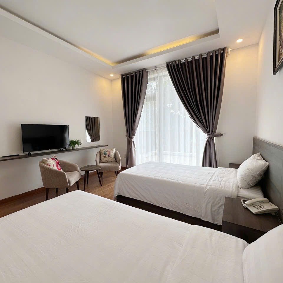 Phòng Ban Công 2 Giường Nhỏ Hướng Sân Vườn Đồi Thông - Deluxe Twin