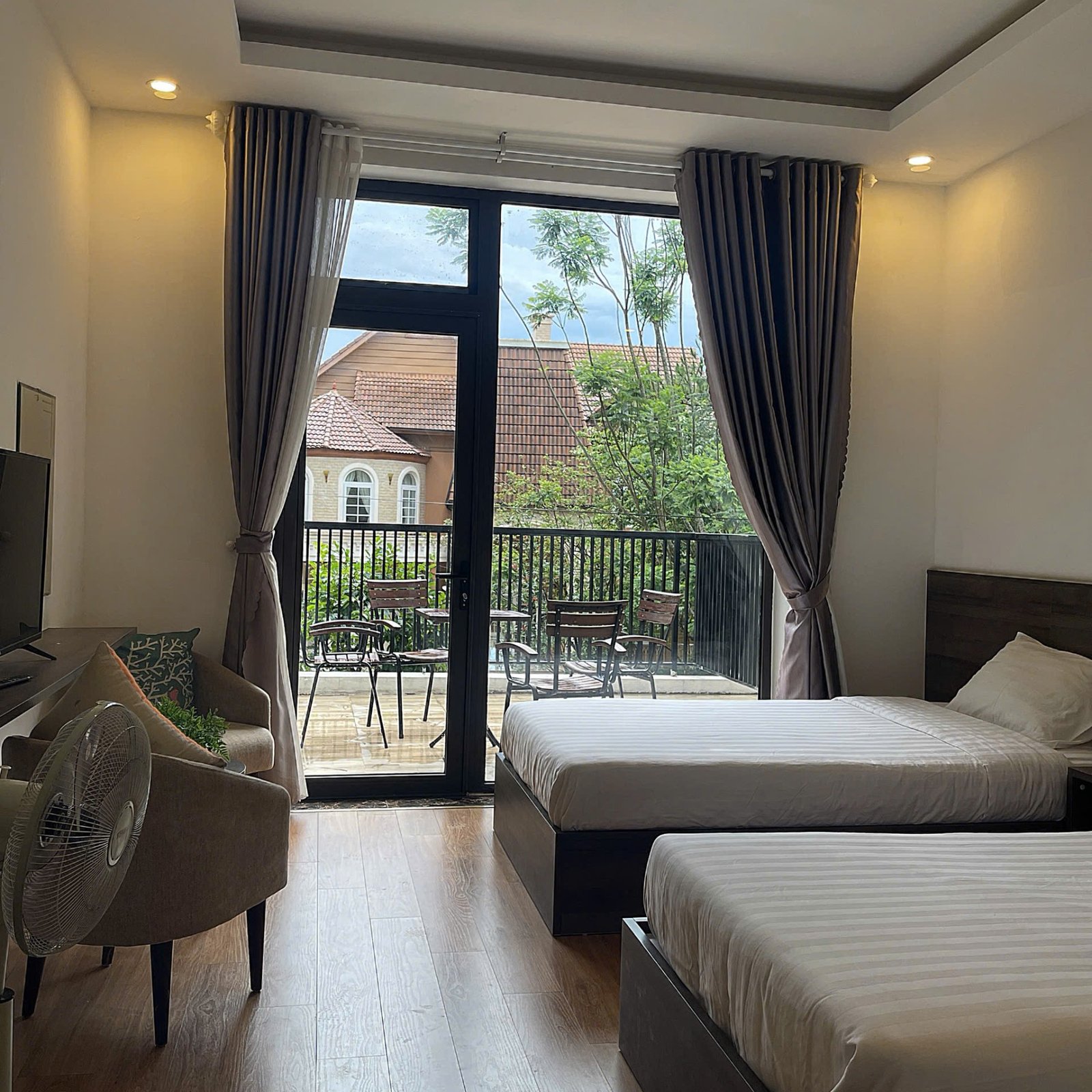 Phòng Ban Công 2 Giường Nhỏ Hướng Sân Vườn Đồi Thông - Deluxe Twin